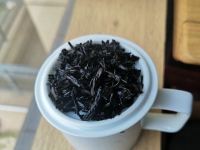 郁江牌金花六堡茶 黑褐油润陈香纯正黑茶 味陈醇厚汤色深红明亮图5